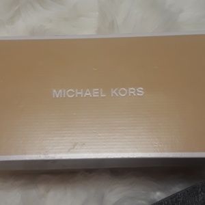 Barely worn MK flates. Accepting reasonable offers